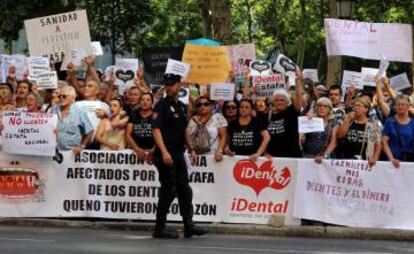 Afectados por iDental, durante la concentración frente al Ministerio de Sanidad.