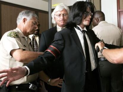 Michael Jackson, en el control del juzgado de Santa Bárbara (California) en junio de 2005.