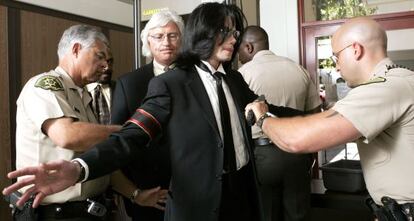 Michael Jackson, en el control del juzgado de Santa Bárbara (California) en junio de 2005.