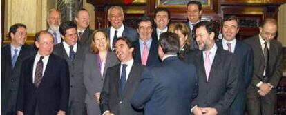 Francisco Vázquez (de espaldas), José María Aznar y el resto del Gobierno en el Consejo de Ministros celebrado el 24 de enero de 2003 en el palacio de María Pita.