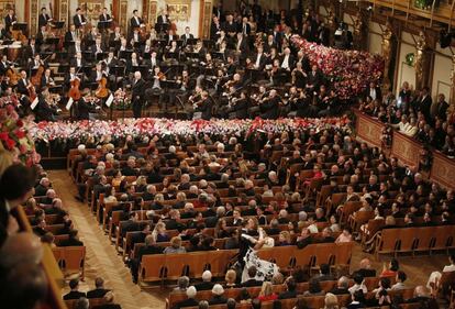 Una pareja baile en la Sala Dorada del Musikverein que ha acogido el concierto de Año Nuevo en Viena.