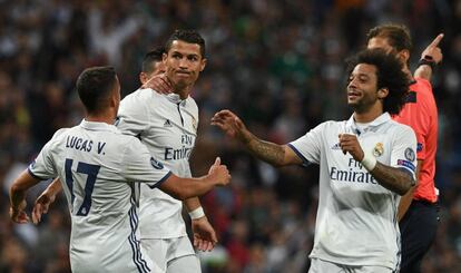 El delantero del Real Madrid Cristiano Ronaldo (2-d) es felicitado por sus compañeros tras marcar el primer gol ante el Sporting de Lisboa.