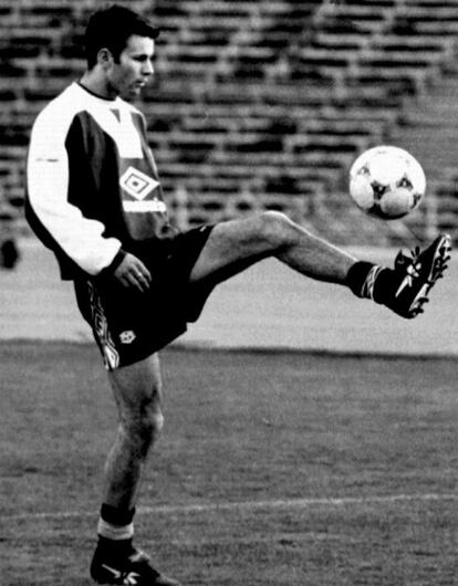 El futbolista galés Ryan Giggs se ejercita en un entrenamiento de su selección ante el partido contra Bulgaria de la Eurocopa en 1995