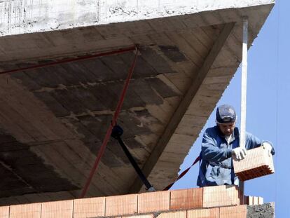 Un obrero trabaja en la construcción de una vivienda.