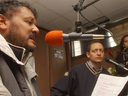 Dos ecuatorianos protestan a través de los micrófonos de Radio Luna.
