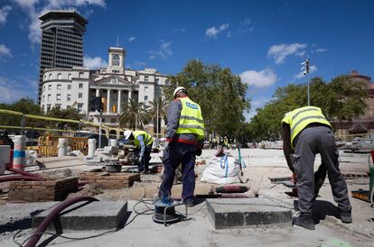 Operarios trabajando en el nuevo pavimento del tramo final de la Rambla.