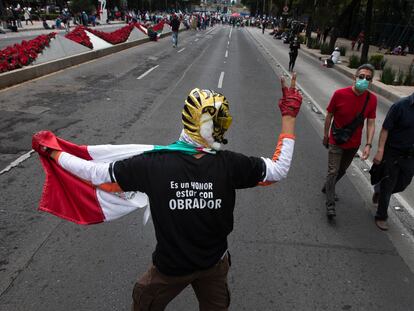 Un seguidor de López Obrador en Ciudad de México, en noviembre.