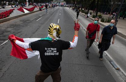 Un seguidor de López Obrador en Ciudad de México, en noviembre.