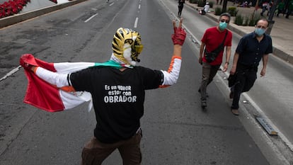 Un seguidor de López Obrador en Ciudad de México, en noviembre.