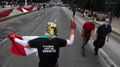 Un seguidor de López Obrador en Ciudad de México, en noviembre.