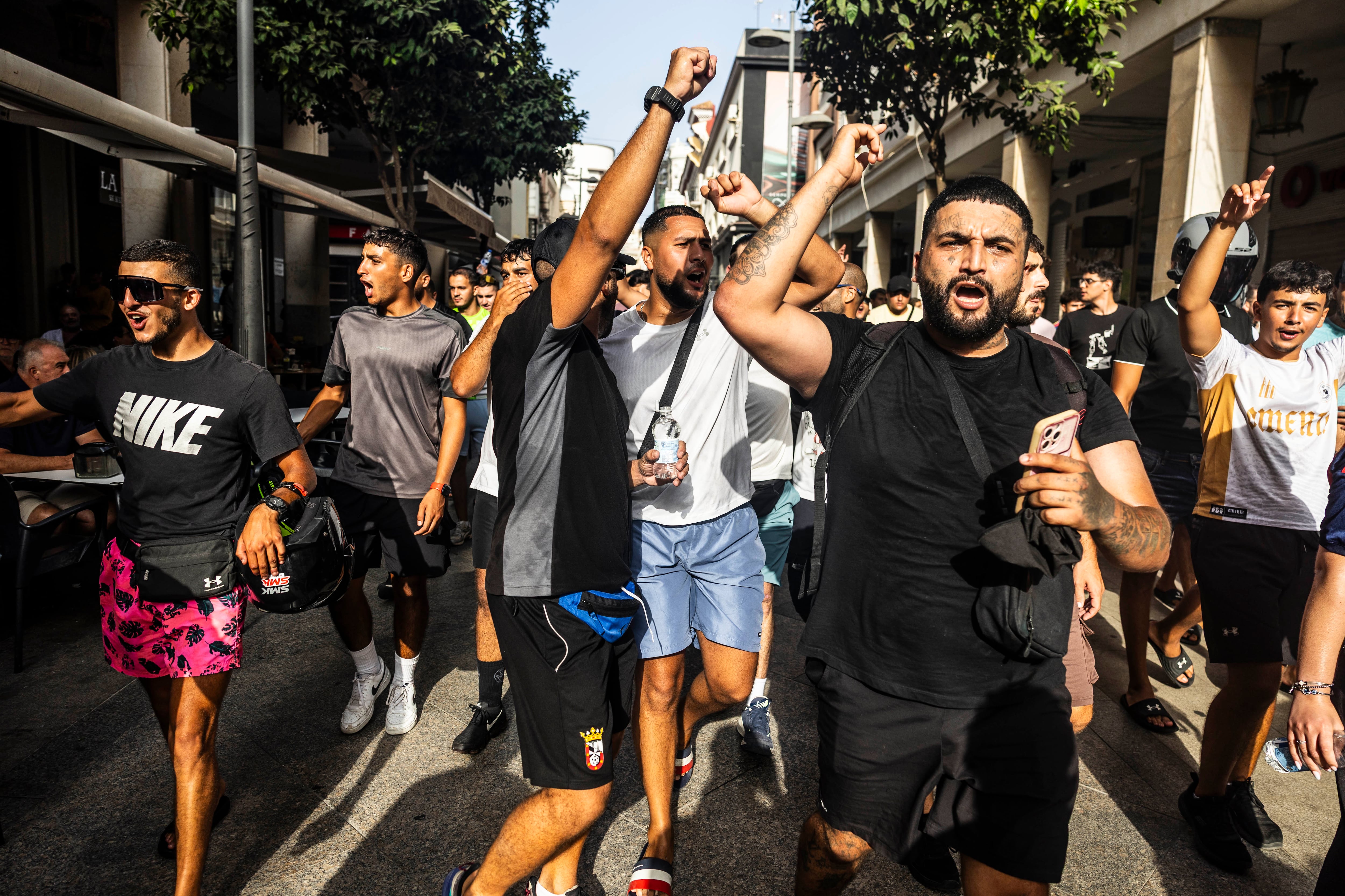 Manifestantes contra el acto que el agitador Alvise Pérez iba a hacer en el centro de Ceuta el sábado.