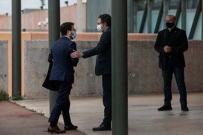 El candidato de ERC a la presidencia de la Generalitat, Pere Aragonès (izquierda) a su llegada este martes a la cárcel de Lledoners (Barcelona) para negociar directamente con el secretario general de JxCat, Jordi Sànchez, la formación de un nuevo Govern en Cataluña.