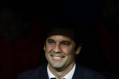 Santiago Solari sonrie en el banquillo del Bernabéu, durante el partido frente al CSKA. 