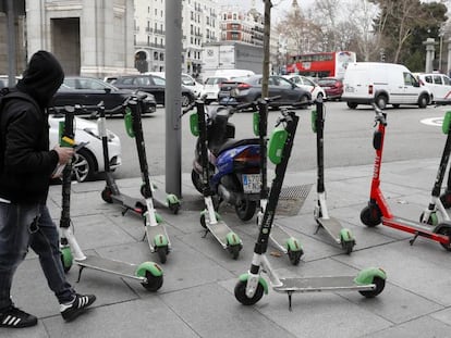 Varios patinetes junto a la Puerta de Alcalá, en Madrid.