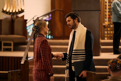 Kristen Bell y Adam Brody, como Joanne y Noah en el segundo episodio de la tercera temporada de 'Nadie quiere esto', de Netflix.