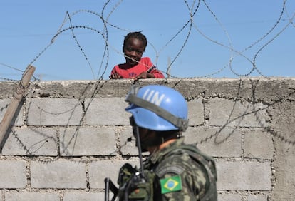 Área monitorada pela missão brasileira no Haiti, onde moradores da capital vivem próximos a depósitos de lixo e sem saneamento.