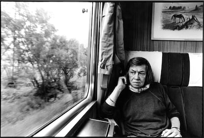 Patricia Highsmith, a bordo de un tren entre Locarno y Zúrich en 1987.