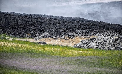 El dep&oacute;sito de neum&aacute;ticos de Sese&ntilde;a segu&iacute;a ardiendo este mi&eacute;rcoles.