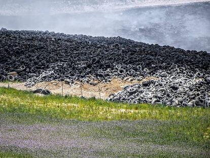 El dep&oacute;sito de neum&aacute;ticos de Sese&ntilde;a segu&iacute;a ardiendo este mi&eacute;rcoles.