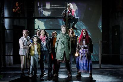 Una escena del musical 'Beyond the Fence'.