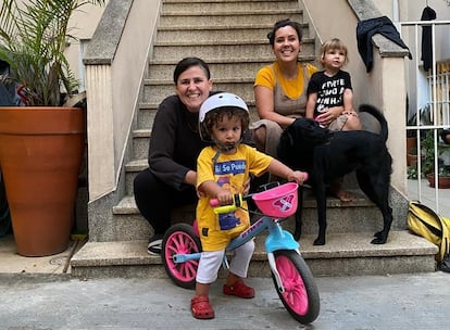 Marcela Tiboni com sua esposa Melanie e filhos.