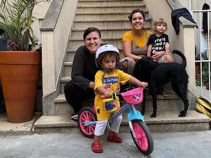 Marcela Tiboni com sua esposa Melanie e filhos.