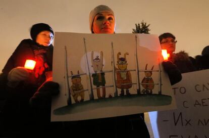 Detractores de la ley antiadopciones protestan en San Petersburgo.