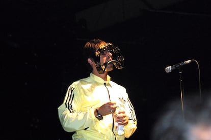 Liam Gallagher, agarrando una pandereta con los dientes en un recital de Oasis en Berlín, en 2002.