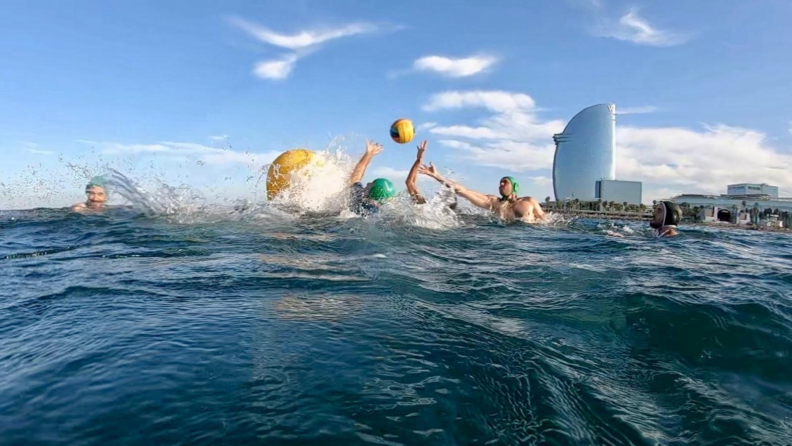 Jugadores de poloboya en la Barceloneta en agosto de 2026 en una imagen cedida por @poloboia.