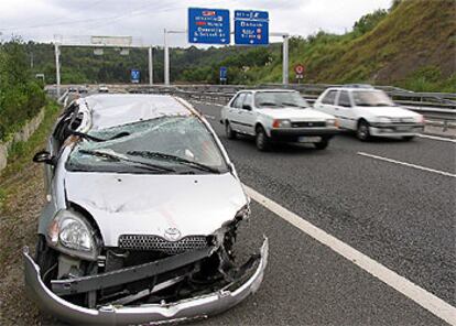En la imagen, un choche siniestrado sin retirar en las carreteras del País Vasco.