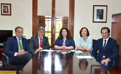 Los presidentes de la Real Maestranza, reunidos con la delegada del Gobierno de la Junta de Andalucía en Sevilla (en el centro).