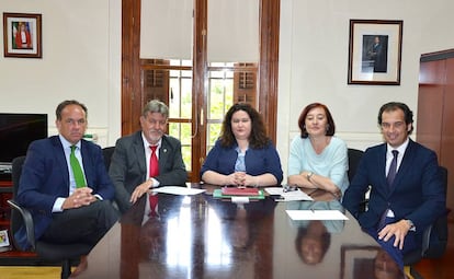 Los presidentes de la Real Maestranza, reunidos con la delegada del Gobierno de la Junta de Andalucía en Sevilla (en el centro).