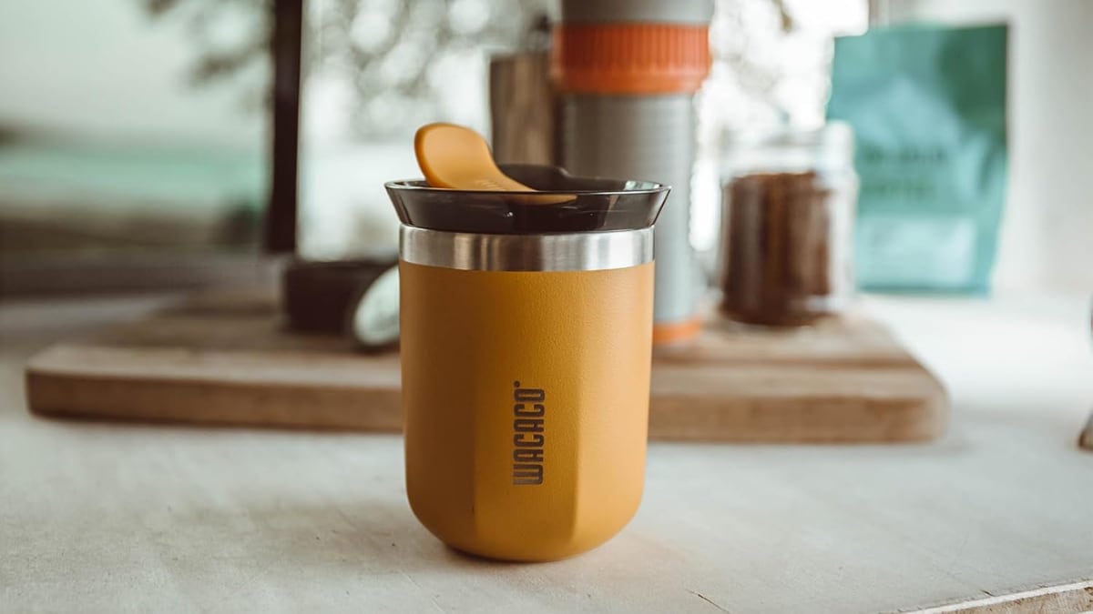 Taza de café térmica amarillo ámbar.