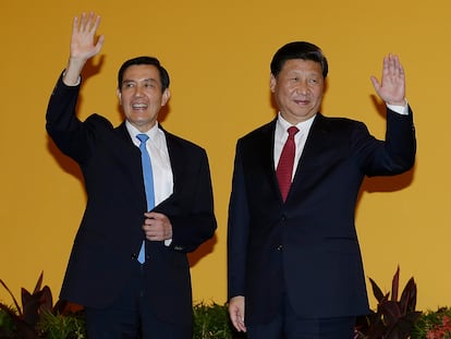 El presidente taiwanés, Ma Ying-jeou, izquierda, y el presidente chino, Xi Jinping, saludan a los medios de comunicación en el hotel Shangri-la, en Singapur, en de noviembre de 2015.