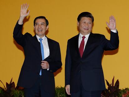 El presidente taiwanés, Ma Ying-jeou, izquierda, y el presidente chino, Xi Jinping