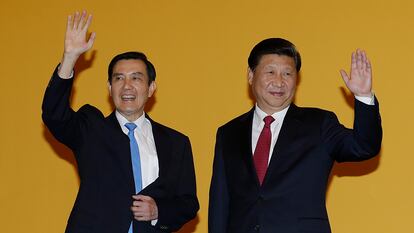 El presidente taiwanés, Ma Ying-jeou, izquierda, y el presidente chino, Xi Jinping, saludan a los medios de comunicación en el hotel Shangri-la, en Singapur, en de noviembre de 2015.