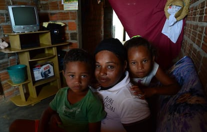Maria Edilene da Silva, 28, e os dois filhos, em Manari (PE).