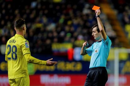 El árbitro Ricardo Burgos Bengoetxea muestra la tarjeta roja al centrocampista del Villarreal Daniel Raba.