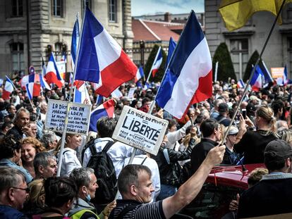 Manifestantes protestan contra el certificado covid para acceder a la mayor parte del espacio público, cerca de la Escuela Militar en París (Francia) el pasado 7 de agosto.