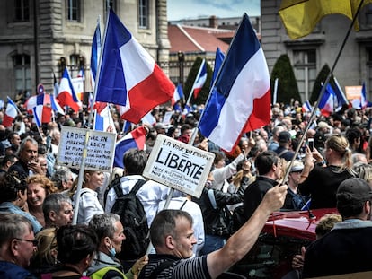 Manifestantes protestan contra el certificado covid para acceder a la mayor parte del espacio público, cerca de la Escuela Militar en París (Francia) el pasado 7 de agosto.