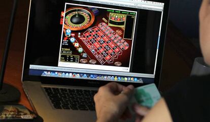 Un jugador hace una apuesta (a la ruleta) en la p&aacute;gina web de un casinos &#039;online&#039;.