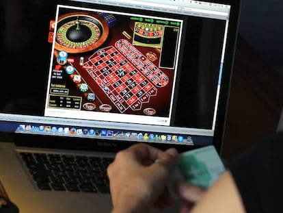 Un jugador hace una apuesta (a la ruleta) en la p&aacute;gina web de un casinos &#039;online&#039;.