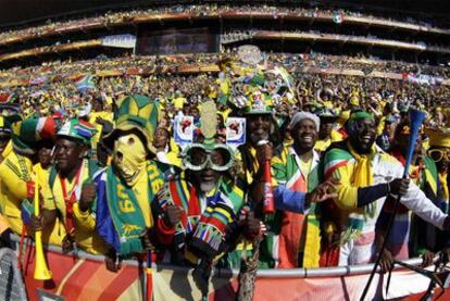 Los aficionados sudafricanos llenan de color y música el estadio Soccer City.