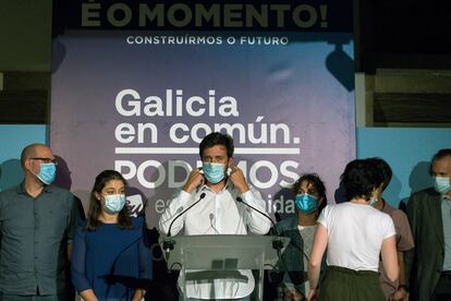 Antón Gómez Reino, junto a otros miembros de la formación, tras conocer el resultado en las elecciones gallegas el domingo en la sede de la coalición en Santiago de Compostela.