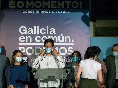 Antón Gómez Reino, junto a otros miembros de la formación, tras conocer el resultado en las elecciones gallegas el domingo en la sede de la coalición en Santiago de Compostela.