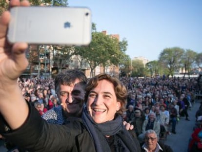 Ada Colau i el Gran Wyoming es fan un 'selfie'.