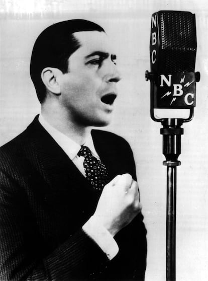 El cantante argentino Carlos Gardel, durante una grabación.