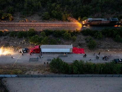 Las autoridades trabajan alrededor del tráiler, el 27 de junio de 2022 en San Antonio (Texas).