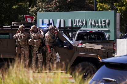 Agentes del orden trabajan en la Universidad del Valle de Utah.