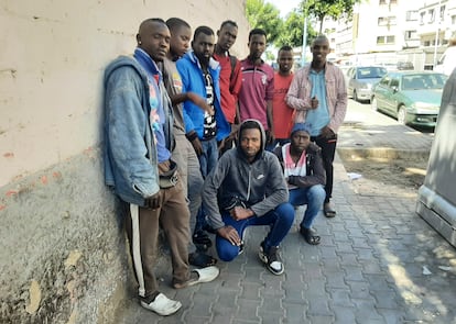 Refugiados sudaneses supervivientes al asalto a la valla de Melilla en 2022, el pasado día 19 en Casablanca (Marruecos).